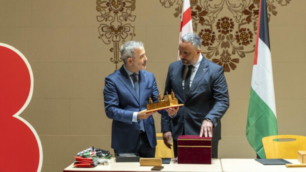 El alcalde de Barcelona, Jaume Collboni, y el de Belén, Maher Canawati (Ayuntamiento de Barcelona)