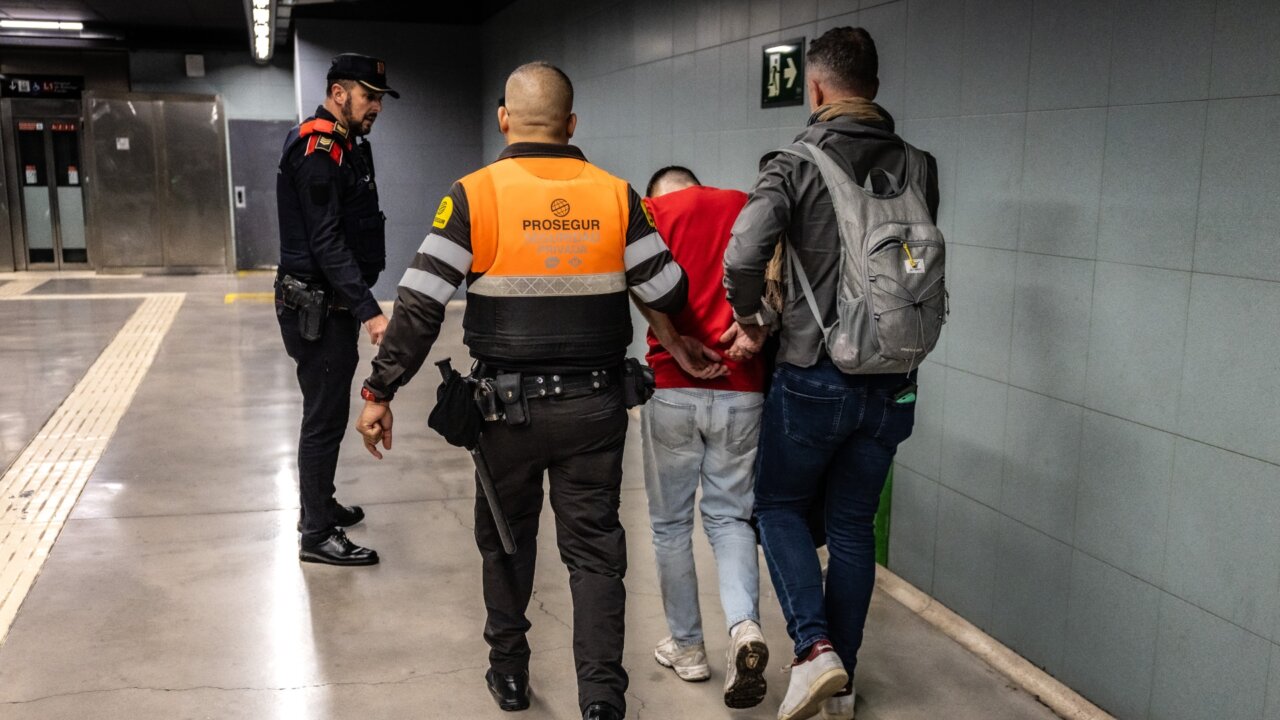 Detención policial de un sospechoso en el marco del dispositivo 'Kanpai' (Norma Vidal y Jordi Borràs, ACN)