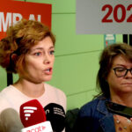 Elisenda Alamany i Creu Camacho parlant en un acte conjunt.