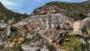 Vista del paisatge natural de Sant Miquel del Fai amb roques i vegetació.