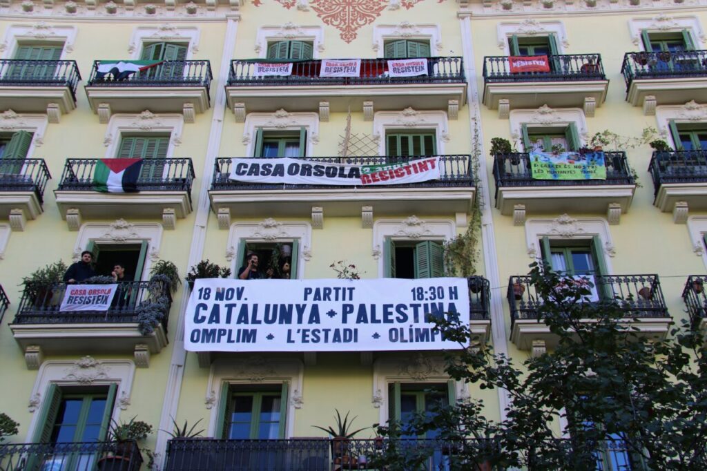 La fiesta presentación popular del partido entre Cataluña y Palestina se ha hecho ante la Casa Orsola (Àlex Recolons, ACN)
