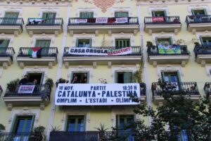 La festa presentació popular del partit entre Catalunya i Palestina s’ha fet davant de la Casa Orsola (Àlex Recolons, ACN)