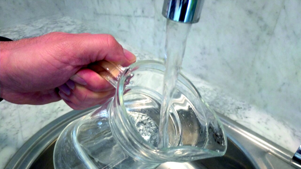 Una jarra llenándose con agua del grifo (ACN)