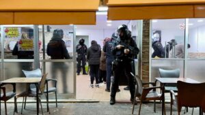 Un dels bars del barri de la Mina de Sant Adrià de Besòs on han intervingut els Mossos d'Esquadra, en el marc del dispositiu 'Kanpai' a l'àrea metropolitana (Jordi Pujolar, ACN)