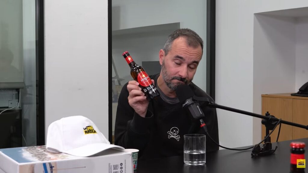 Jair Domínguez mostra una ampolla de cervesa amb un missatge provocador.