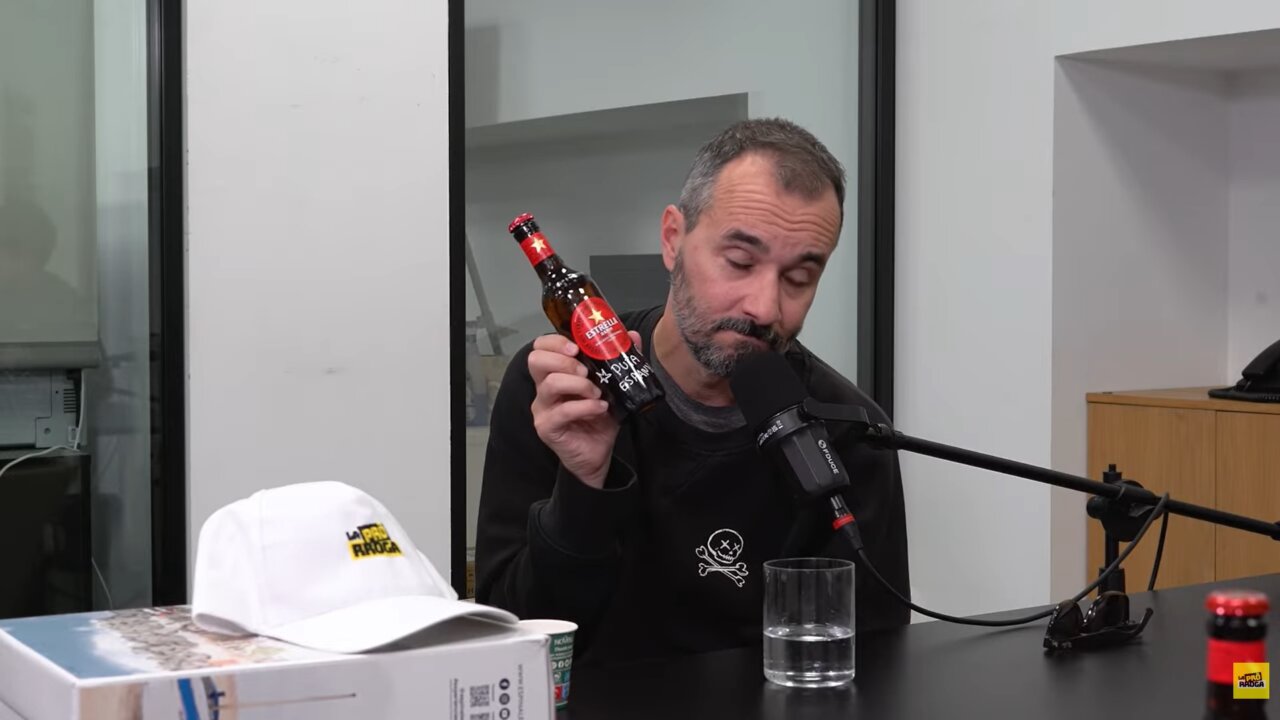 Jair Domínguez mostra una ampolla de cervesa amb un missatge provocador.