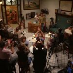 Joel Joan entra al plató del programa La Renaixença amb públic aplaudint.