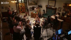 Joel Joan entra al plató del programa La Renaixença amb públic aplaudint.