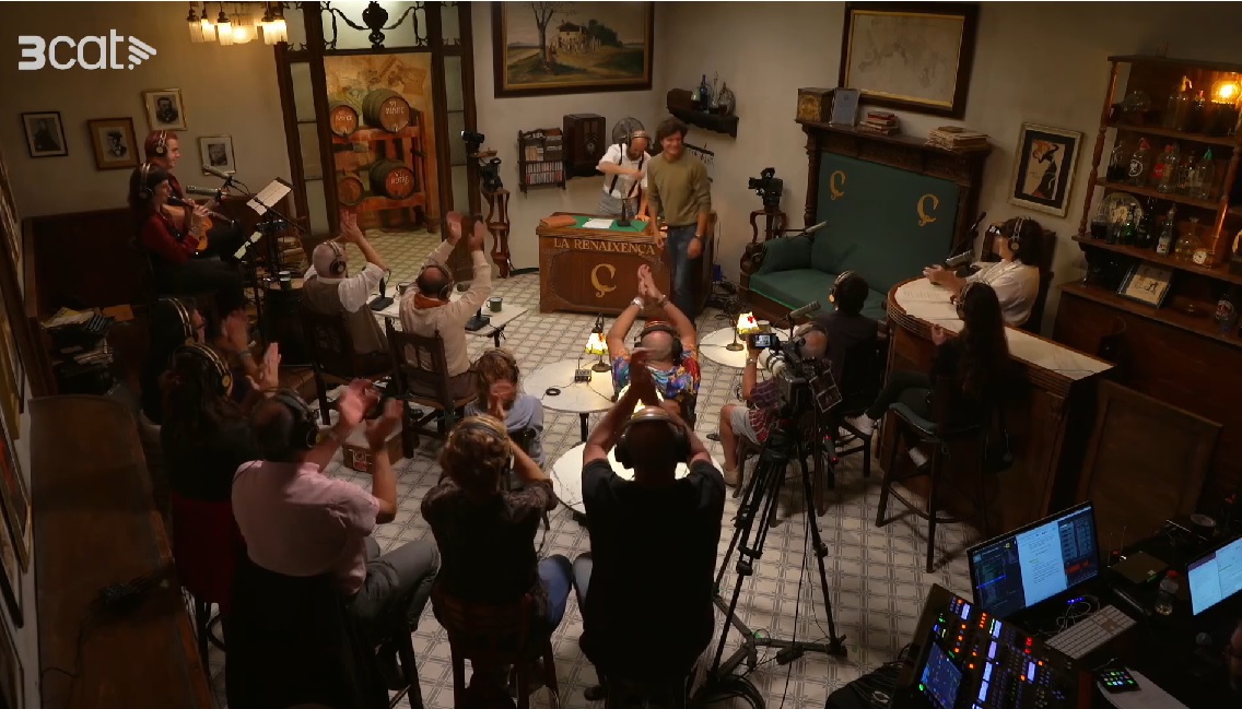 Joel Joan entra al plató del programa La Renaixença amb públic aplaudint.