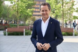 Lluís Matas, candidat de Junts, somrient en un parc de Sabadell.