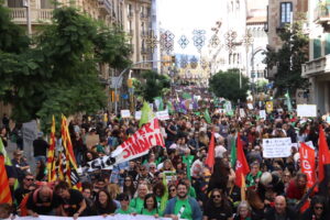 Manifestación de docentes en la Via Laietana de Barcelona para reclamar mejoras laborales y educativas (Laura Fíguls i Aina Martí, ACN)