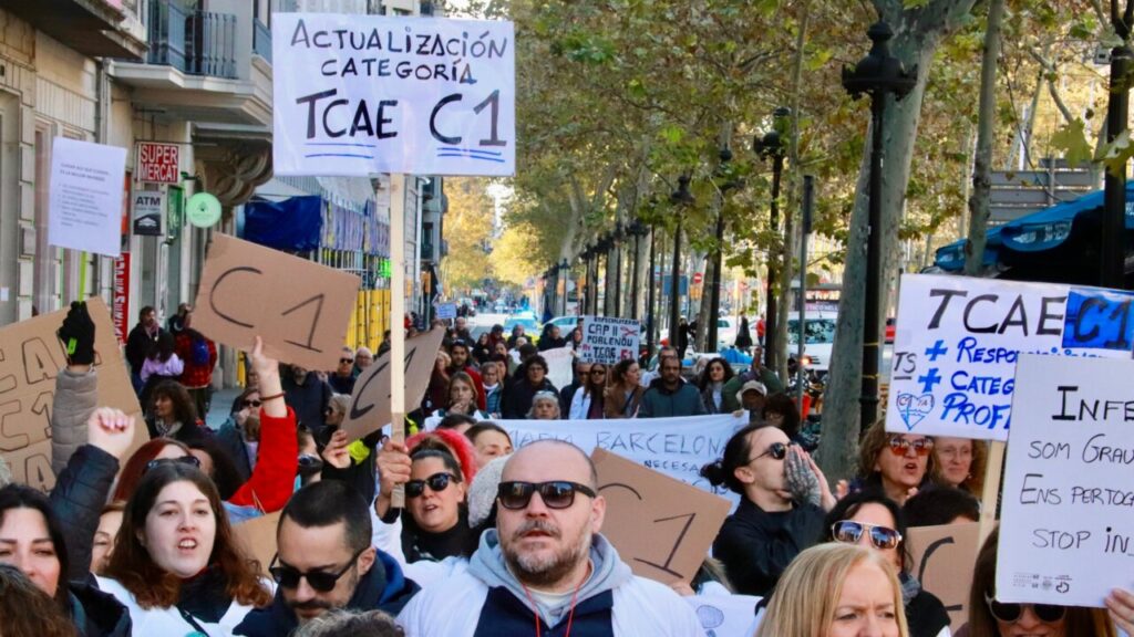 Manifestació d’un centenar d’infermers i auxiliars d'infermeria a la Gran Via de les Corts Catalanes a Barcelona (Gemma Sánchez Bonel, ACN)