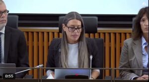 Miriam Nogueras parlant en una reunió del govern progressista