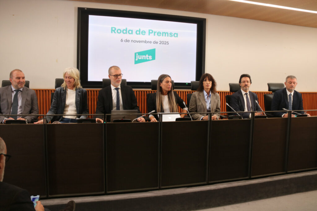 Míriam Nogueras amb el grup parlamentari de Junts durant una roda de premsa