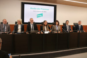 Míriam Nogueras amb el grup parlamentari de Junts durant una roda de premsa