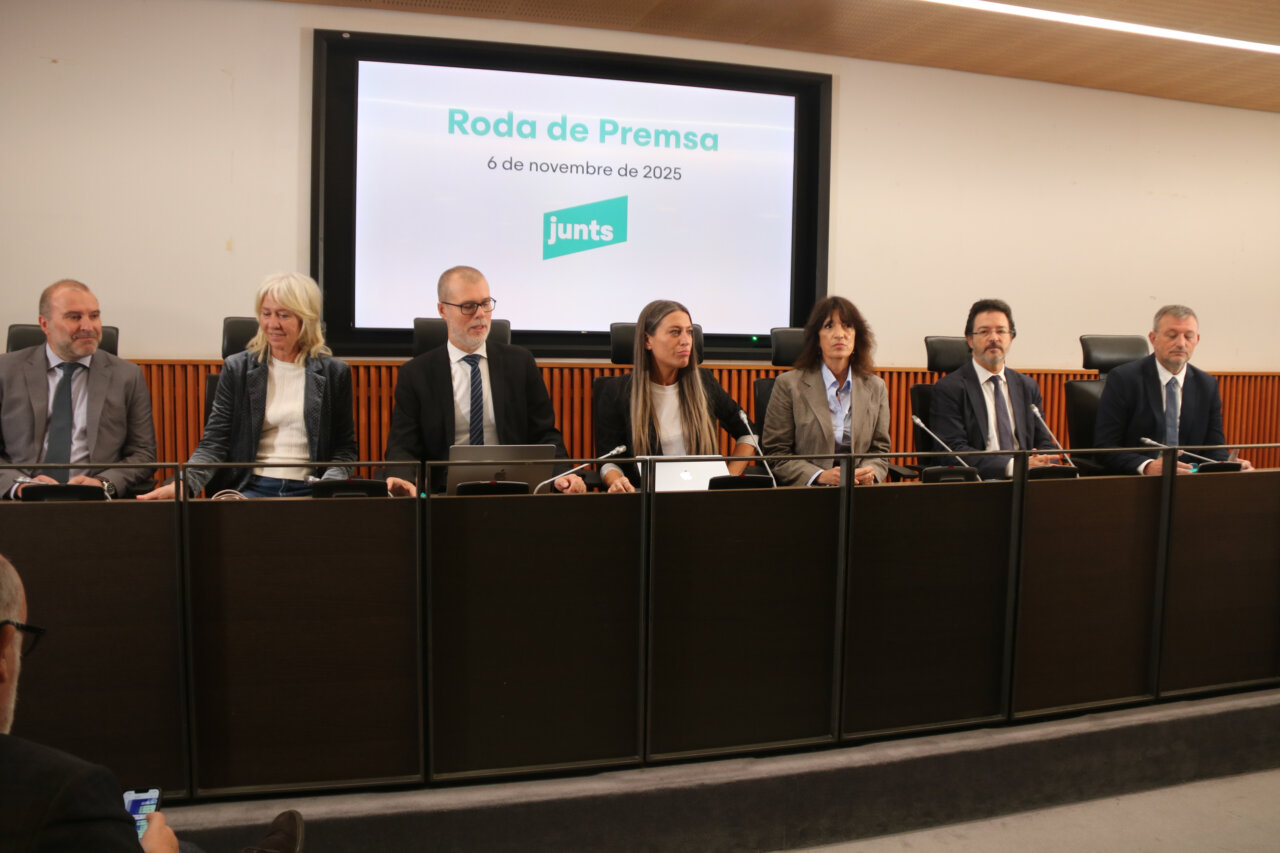 Míriam Nogueras amb el grup parlamentari de Junts durant una roda de premsa