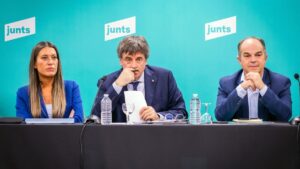 Imatge de Nogueras, Puigdemont i Turull en una reunió de Junts.