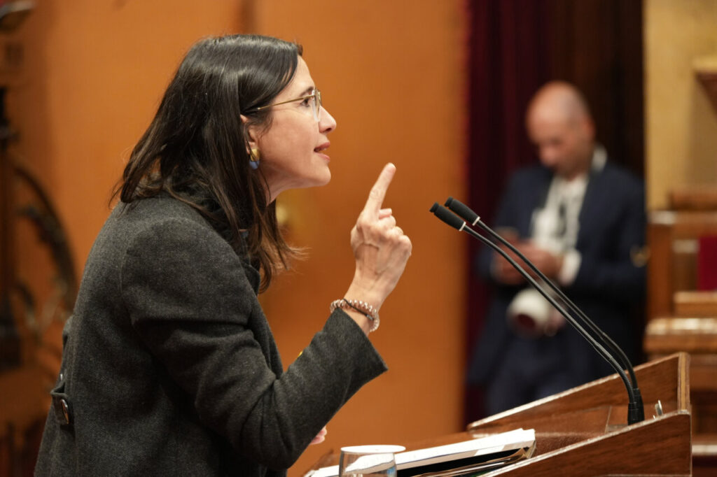Núria Parlon parlant al Parlament sobre el Codi Penal i multireincidència.