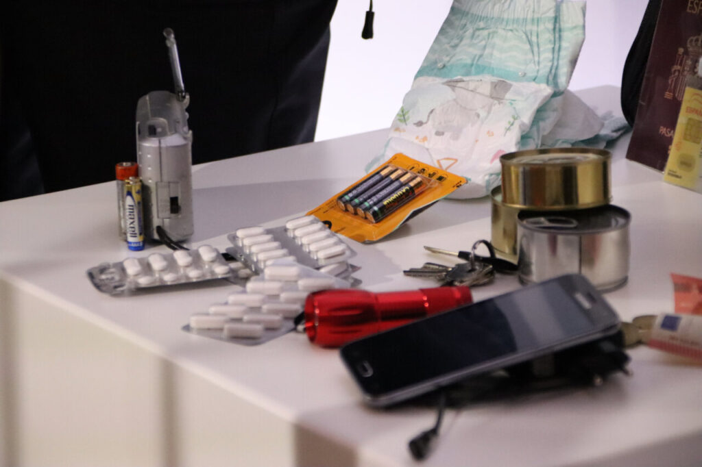 Diversos objectes d'un kit d'emergència sobre una taula.