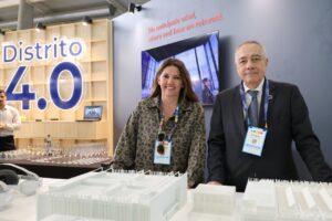 Dues persones presentant el Districte 4.0 a l'Smart City Expo