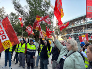 Manifestants amb banderes de CCOO davant del Camp Nou