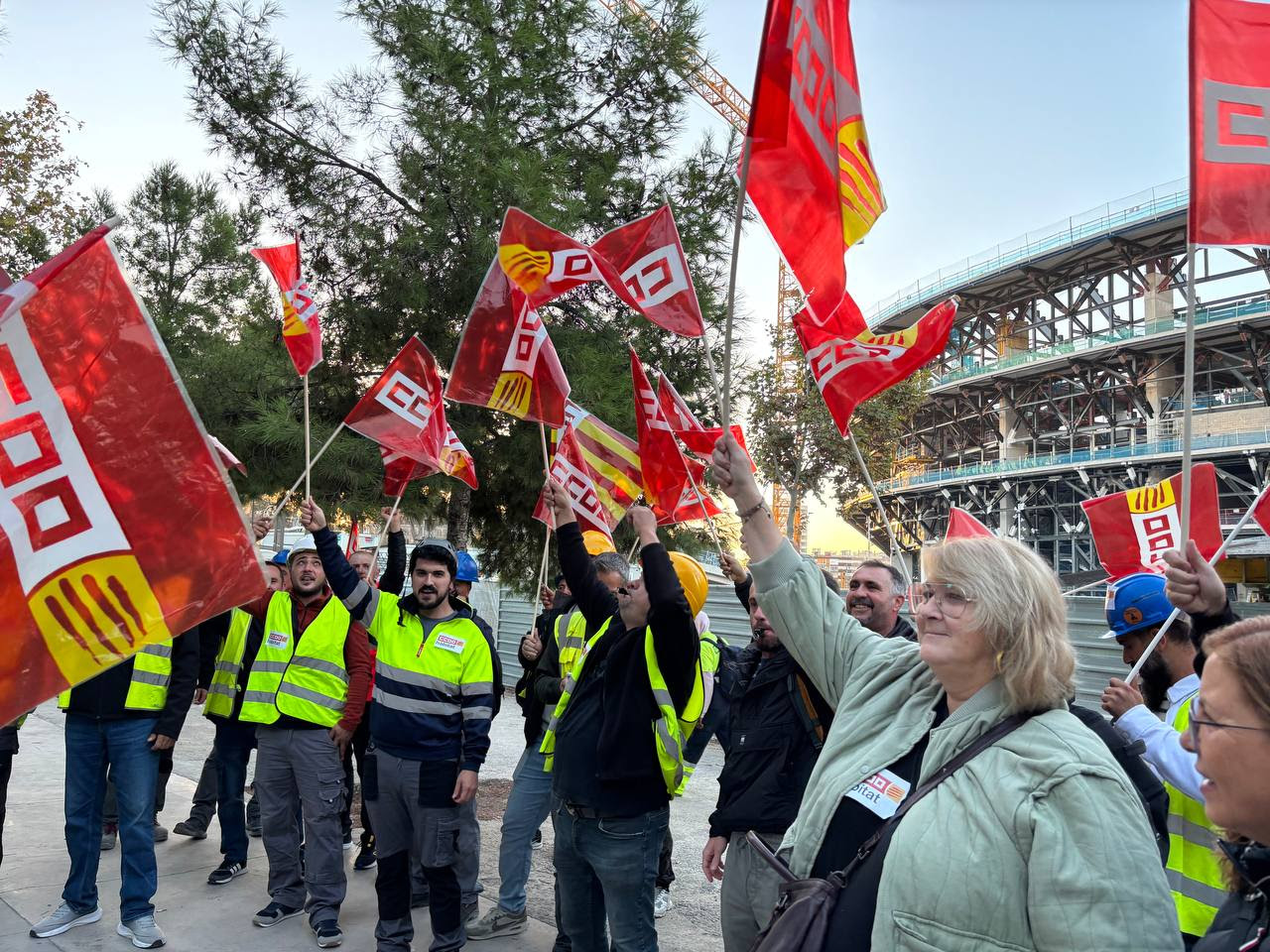 Manifestants amb banderes de CCOO davant del Camp Nou