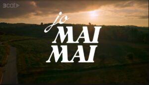 Rètol de la sèrie Jo mai mai a la plataforma 3Cat amb paisatge de fons.