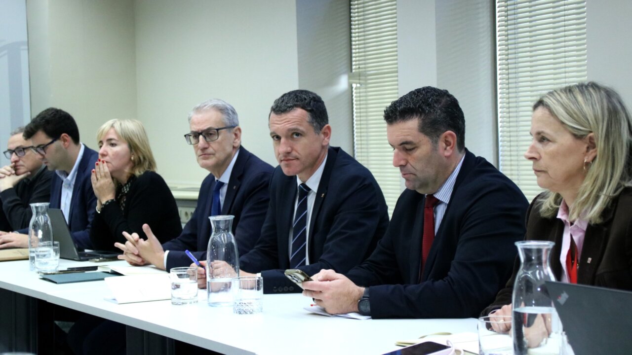 El conseller Óscar Ordeig encapçala la reunió per estudiar mesures amb els dos casos de pesta porcina africana (Albert Hernàndez, ACN)