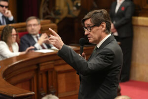 Salvador Illa parlant durant un debat al Parlament de Catalunya