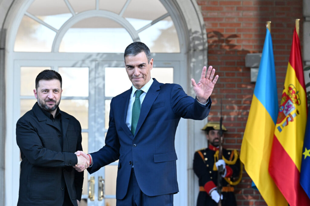 Pedro Sánchez i Volodímir Zelenski es donen la mà durant la seva reunió a Madrid.