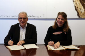 Jordi Valls i Janet Sanz signant un acord sobre ordenances fiscals