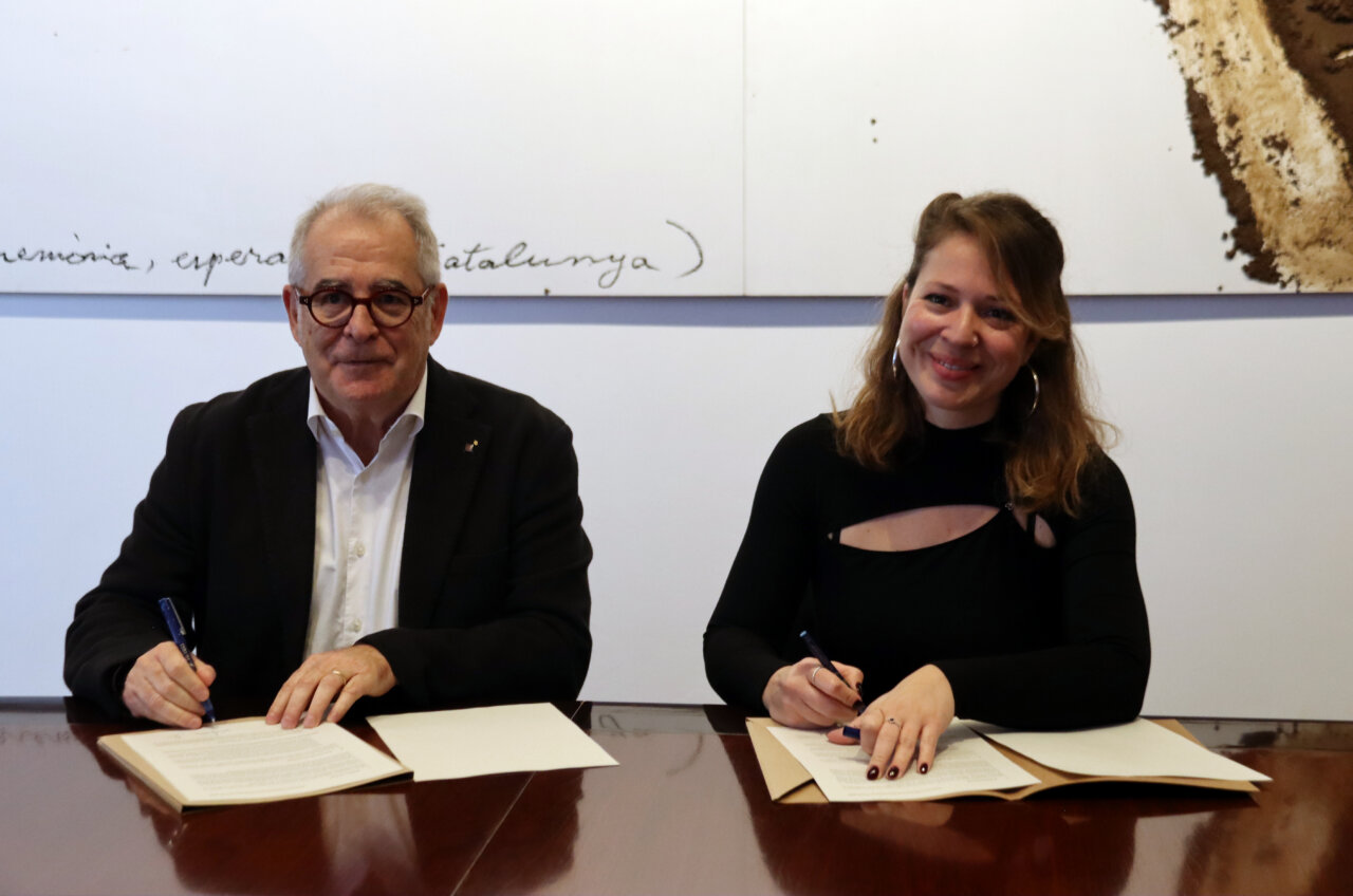 Jordi Valls i Janet Sanz signant un acord sobre ordenances fiscals