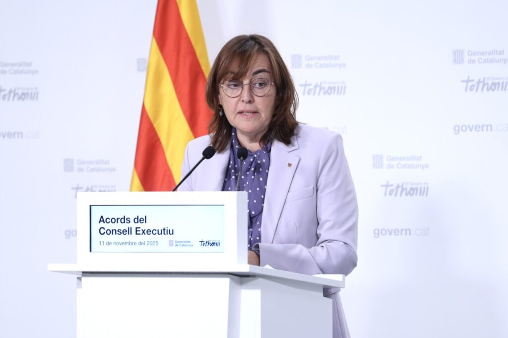 Sílvia Paneque parlant en una roda de premsa del Govern català.