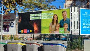 Cartell de Vox amb missatge sobre seguretat als barris de la Vila Olímpica