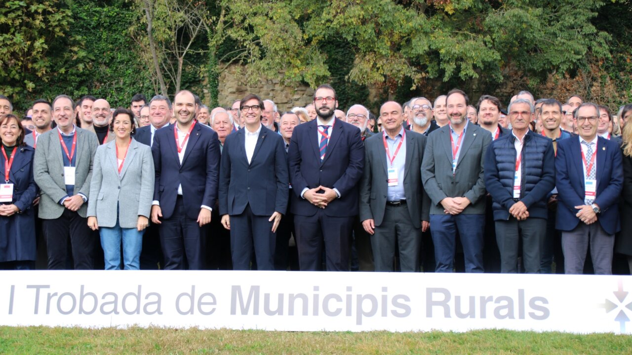 El encuentro de los alcaldes del mundo rural presidida por el presidente del Gobierno catalán, Salvador Illa (Albert Hernàndez, ACN)