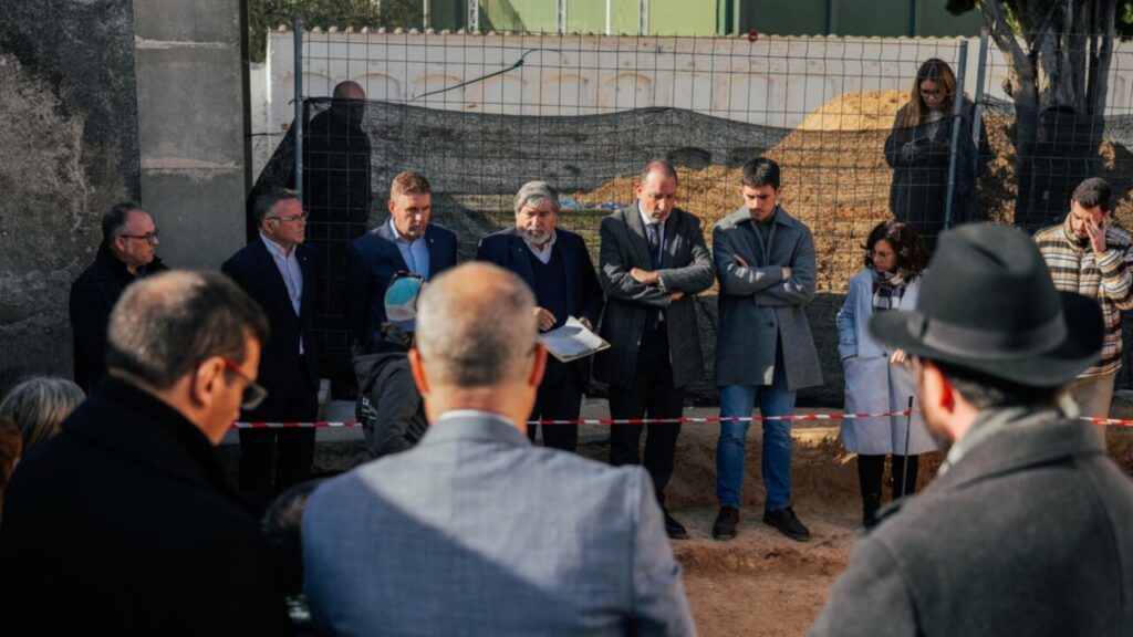 El conseller de Justicia y Calidad Democrática, Ramon Espadaler, visita la fosa común del cementerio viejo de Abrera (Generalitat de Catalunya)
