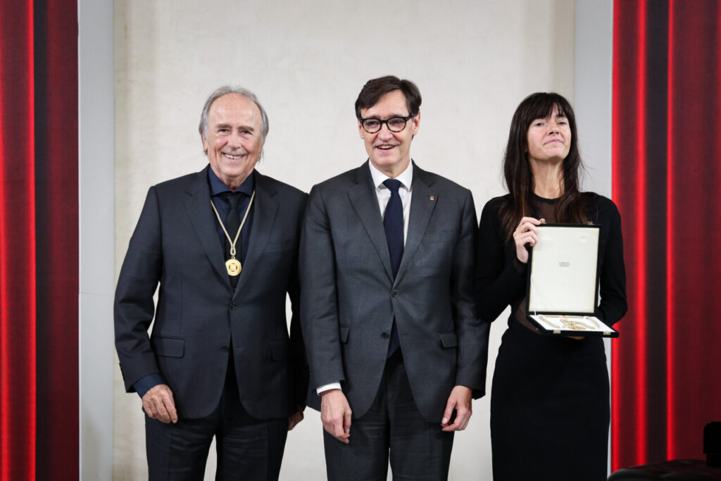 Joan Manuel Serrat i Núria Espert amb la Medalla d'Or de la Generalitat