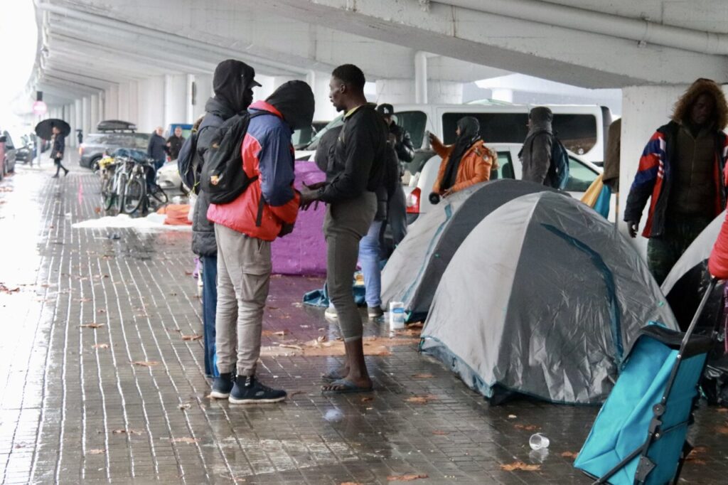 Acampada de los desalojados del B9 bajo la autopista en Badalona en pleno episodio de lluvias (Gemma Sánchez, ACN)