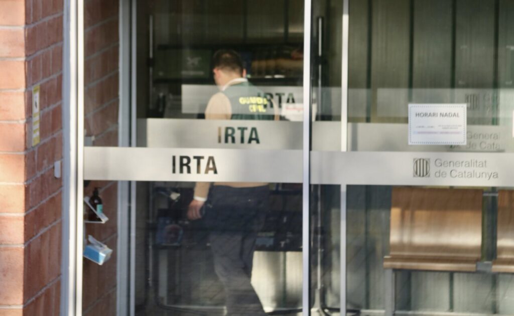 Agent de la Guàrdia Civil a l'interior del Cresa