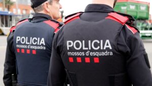 Dos agents de Mossos d'Esquadra patrullant (Anna Berga, ACN)