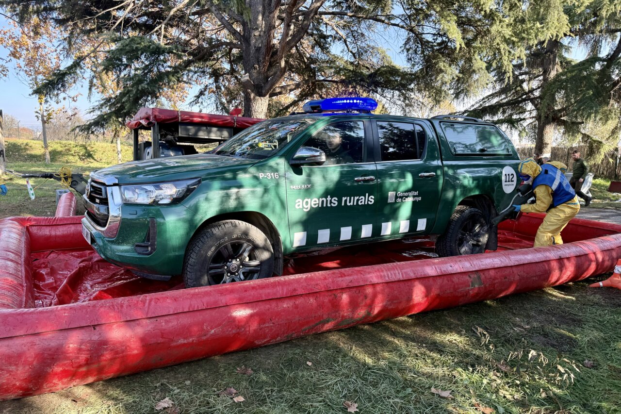 Vehicle dels agents rurals en una operació contra la pesta porcina a Collserola.