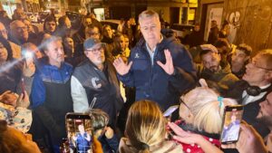 El alcalde de Badalona, Xavier Garcia Albiol, hablando con los vecinos concentrados ante la parroquia que ha de acoger a desalojados del B9 (Jordi Pujolar, ACN)
