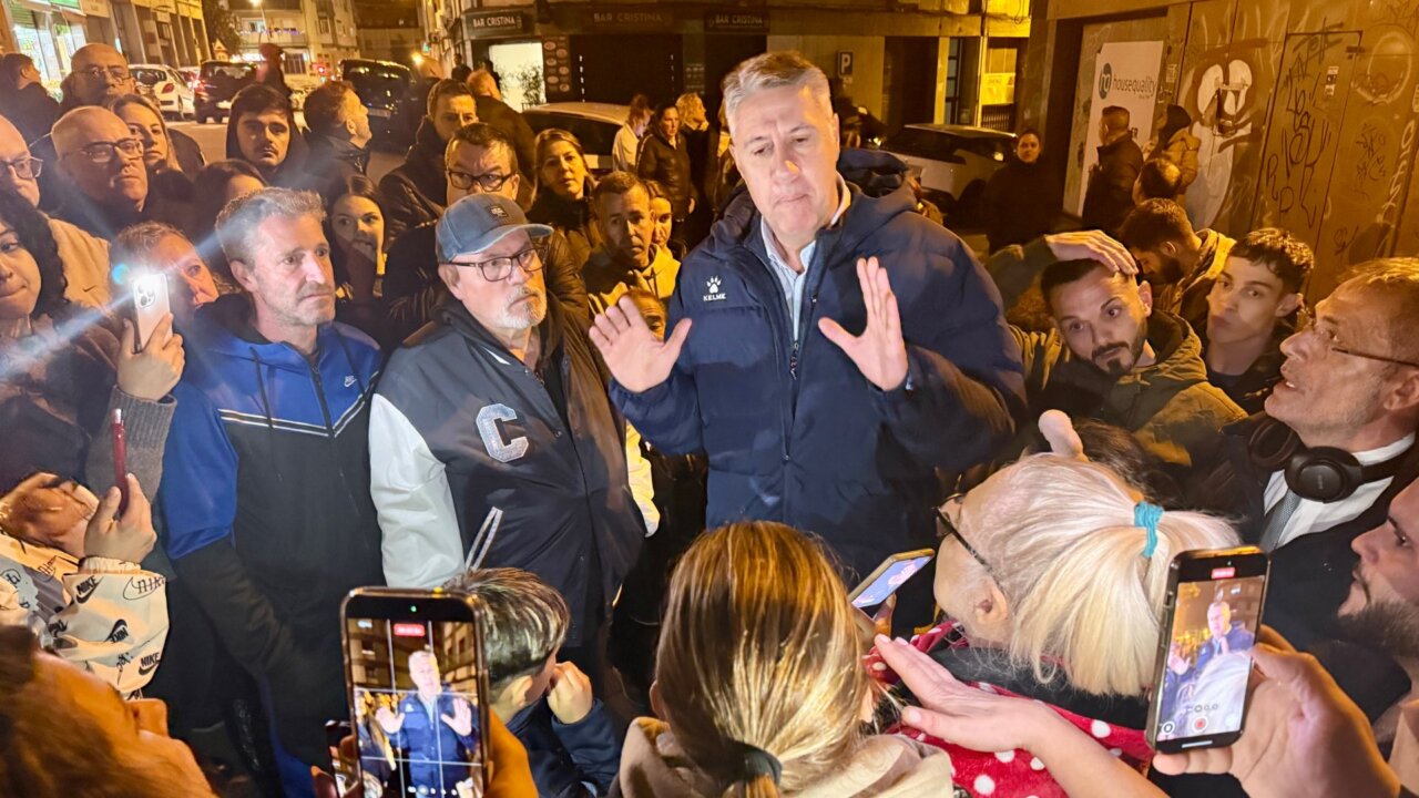 El alcalde de Badalona, Xavier Garcia Albiol, hablando con los vecinos concentrados ante la parroquia que ha de acoger a desalojados del B9 (Jordi Pujolar, ACN)