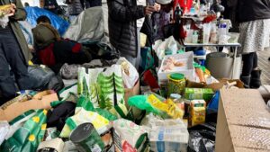 Aliments destinats als desallotjats del B9 de Badalona (Gemma Sánchez Bonel, ACN)