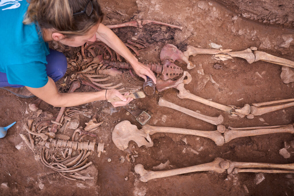 Arqueólogos excavando una fosa este 2025 (Departamento de Justicia)