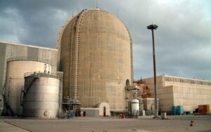 Imatge de la central nuclear de Vandellòs II amb núvols al fons.