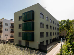 Edifici d'habitatge social amb finestres verdes a Catalunya