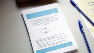 Un paper amb la pregunta de la consulta (Berta Artigas Fontàs, ACN)