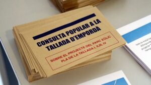Un sobre de la consulta a La Tallada d'Empordà (Berta Artigas Fontàs, ACN)