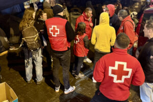 La Creu Roja parlant amb acampats sota el pont de la C-31 a Badalona